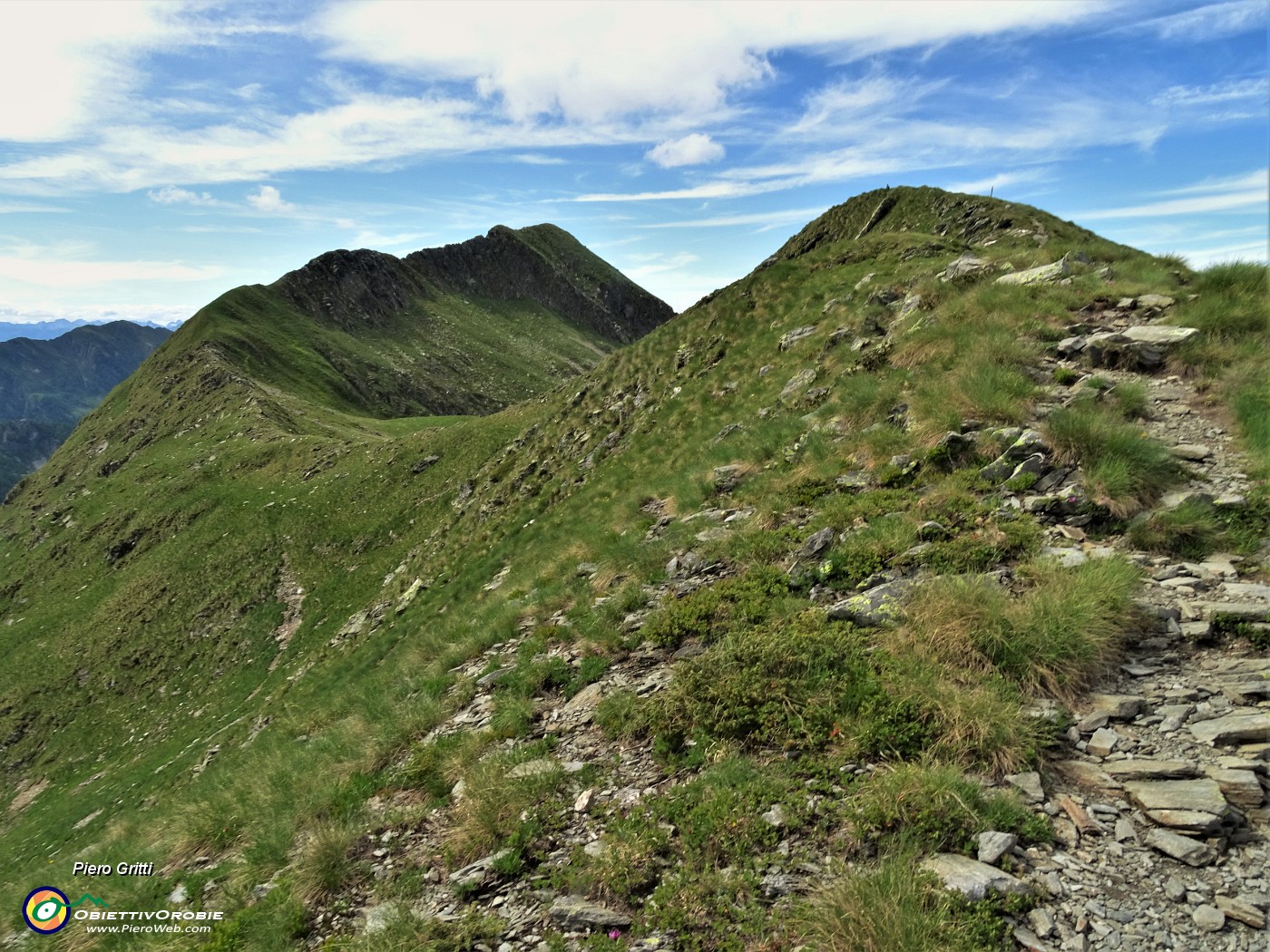 72 Cima di Lemma (2348 m) a dx, Pizzo Scala (2429 m) a sx.JPG